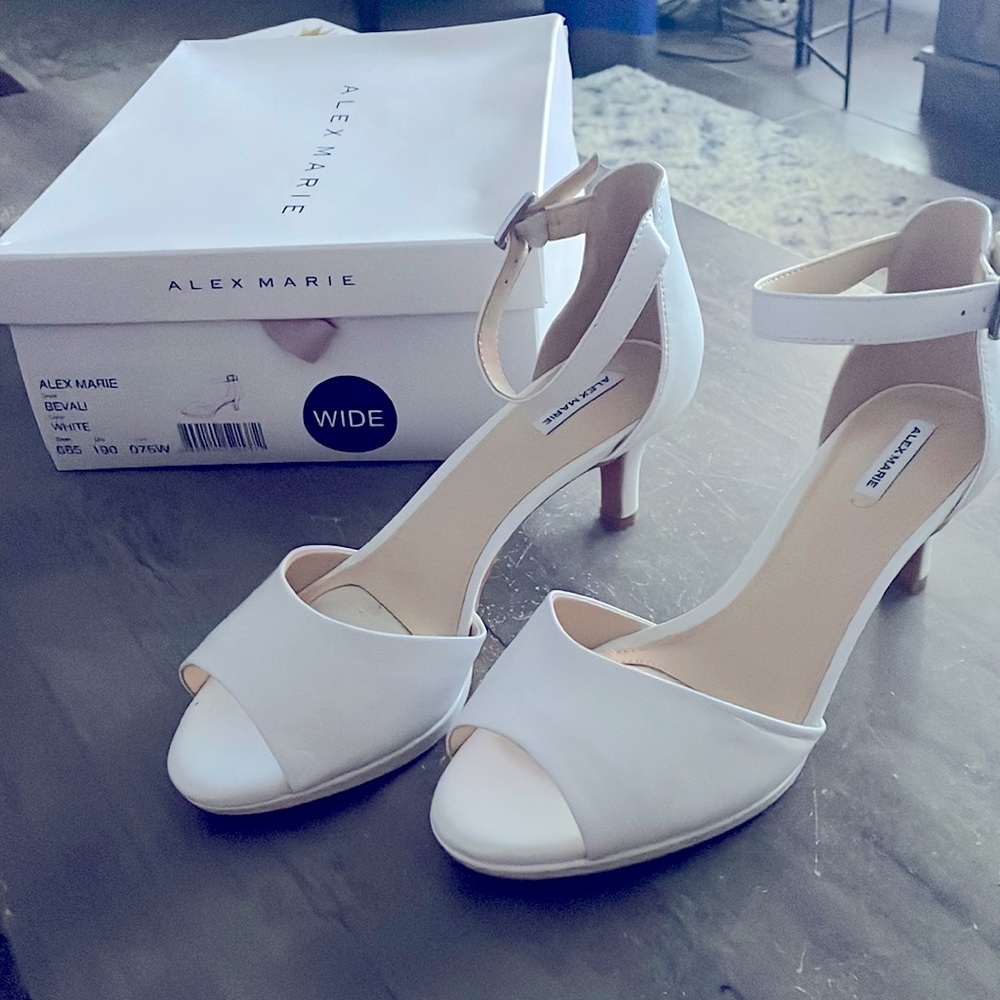 Alex Marie pump